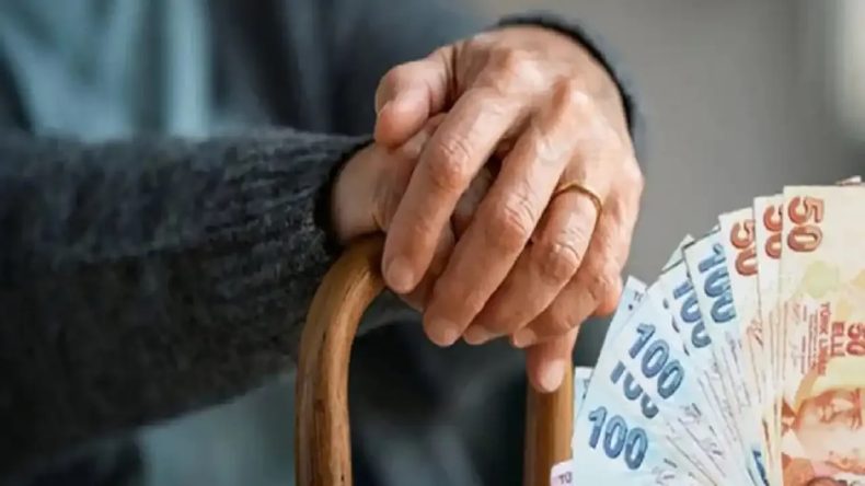 Emekliler İzmir&rsquo;de Sokağa &Ccedil;ıktı: S&uuml;resiz Oturma Eylemi İl&ccedil;e İl&ccedil;e Başlıyor