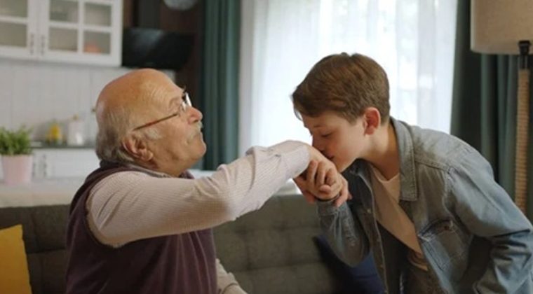 Emeklilerden &Uuml;z&uuml;c&uuml; Bayram A&ccedil;ıklaması: Torunlarımız Geldiğinde Evden Ka&ccedil;ıyoruz!