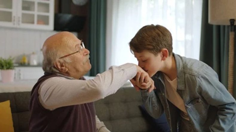Emeklilerden &Uuml;z&uuml;c&uuml; Bayram A&ccedil;ıklaması: Torunlarımız Geldiğinde Evden Ka&ccedil;ıyoruz!