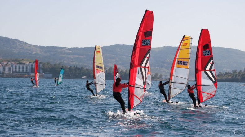Fo&ccedil;a R&uuml;zgarı D&uuml;nyaya A&ccedil;ılıyor: Yelken Ligi T&uuml;rkiye Şampiyonası Başladı!