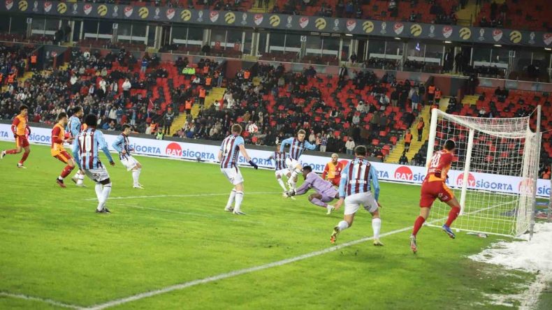 Galatasaray, Trabzonspor'u Farklı Ge&ccedil;erek S&uuml;per Kupa Finaline Yaklaştı!