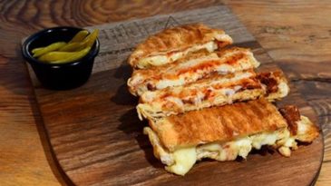 Gece Tost Perileri Geldi mi? İşte Damak &Ccedil;atlatacak Meşhur Sanayi Tostu Tarifi!