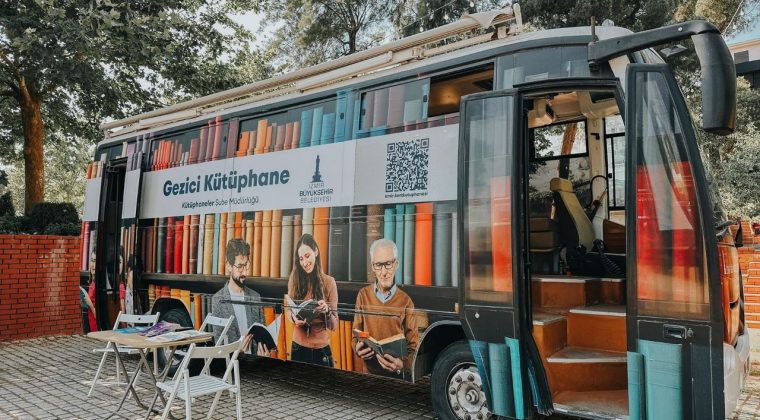 Gezici K&uuml;t&uuml;phane İzmir&rsquo;in il&ccedil;elerine ışık olacak