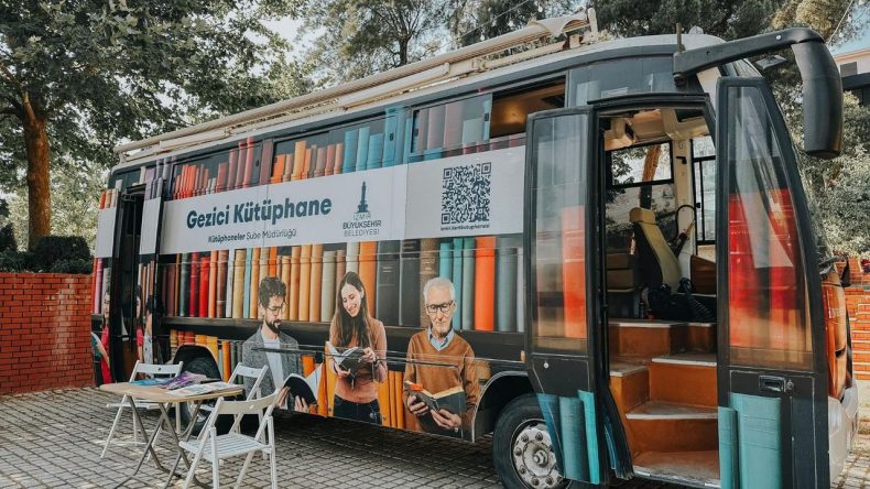 Gezici K&uuml;t&uuml;phane İzmir&rsquo;in il&ccedil;elerine ışık olacak