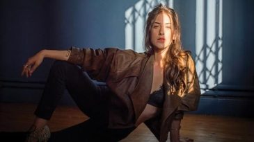 Hazal Kaya'nın G&uuml;ndem Yaratan A&ccedil;ıklamaları: 'İyi ki Tarkan'la Tanışmamışım'