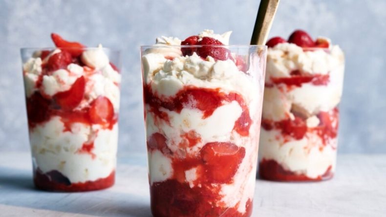 Hikayesi 80&rsquo;lerdeki kriket ma&ccedil;ına dayanan Eton Mess nedir, nasıl yapılır?