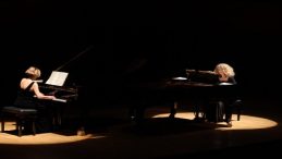 İki piyano, iki k&uuml;lt&uuml;r: AASSM&rsquo;de duygusal konser