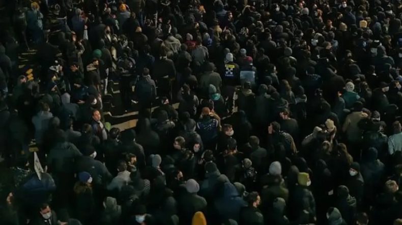 İran'daki Protestolar 12. Günü Geride Bıraktı: Ülke Genelinde İnternet Erişimi Engellendi