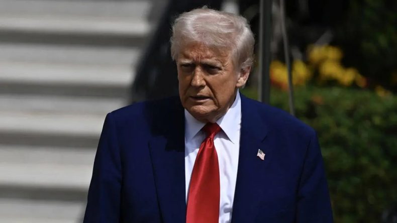 İran&rsquo;da Protestolar Devam Ederken Trump&rsquo;tan Sert Uyarı