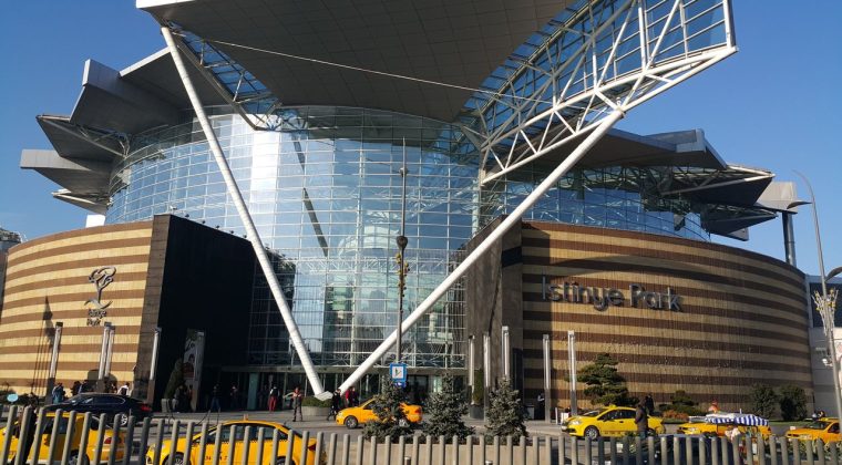 İstinyePark AVM&rsquo;de Tartışmalı Otopark Uygulaması: Y&ouml;neticilere &Uuml;cretsiz, &Ccedil;alışanlara &Uuml;cretli!