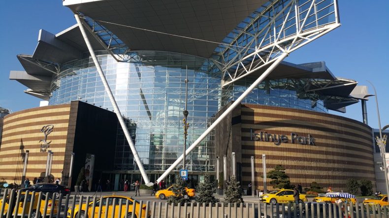 İstinyePark AVM&rsquo;de Tartışmalı Otopark Uygulaması: Y&ouml;neticilere &Uuml;cretsiz, &Ccedil;alışanlara &Uuml;cretli!
