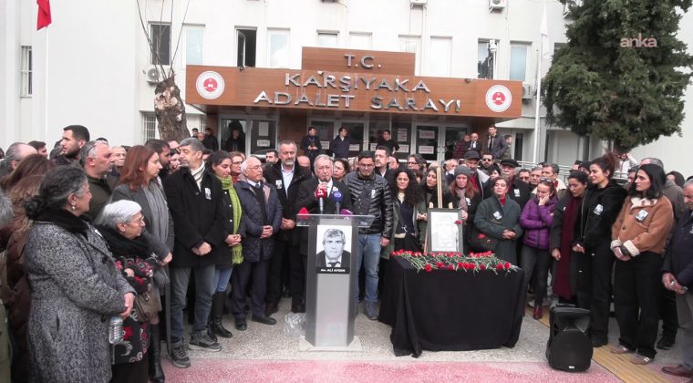İzmir Adliyesi &Ouml;n&uuml;nde Dayanışma: Bu Cinayet Bizi Yolumuzdan &Ccedil;evirmez