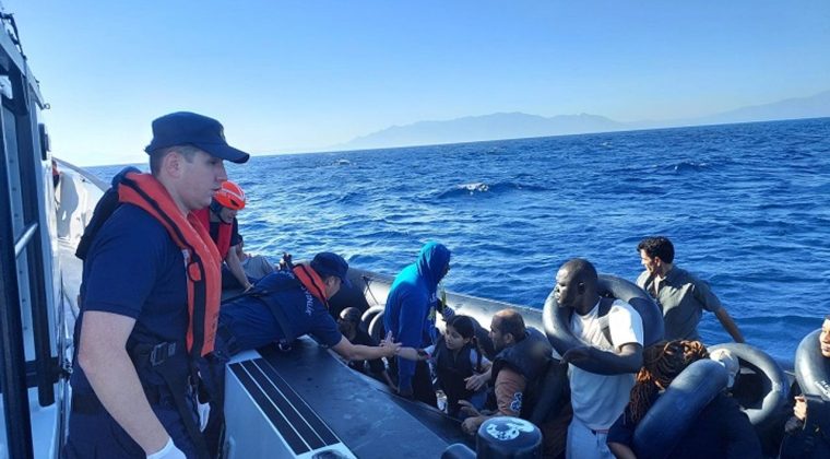 İzmir A&ccedil;ıklarında D&uuml;zensiz G&ouml;&ccedil;men Kurtarma Operasyonu: 74 Kişi Kurtarıldı