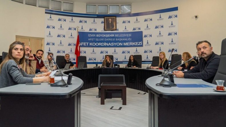 İzmir Kriz Masası Kurdu: Fırtına ve Yağış Tehdidine Karşı Hazırlıklar Yapıldı