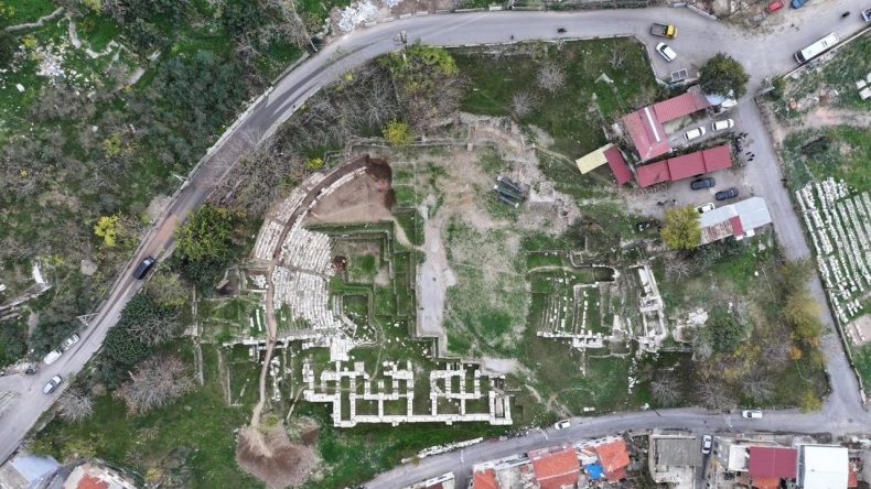 İzmir Smyrna Antik Tiyatrosu&rsquo;na Yeni Yol: Tarihi Aksiyon Turizme A&ccedil;ılıyor