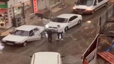 İzmir Trafiğinde D&ouml;ner Bı&ccedil;akla Saldırı: Ş&uuml;pheli G&ouml;zaltına Alındı!