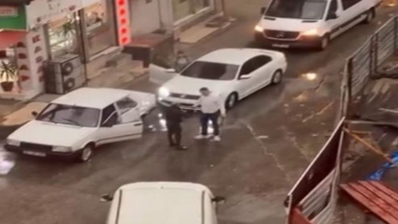 İzmir Trafiğinde D&ouml;ner Bı&ccedil;akla Saldırı: Ş&uuml;pheli G&ouml;zaltına Alındı!