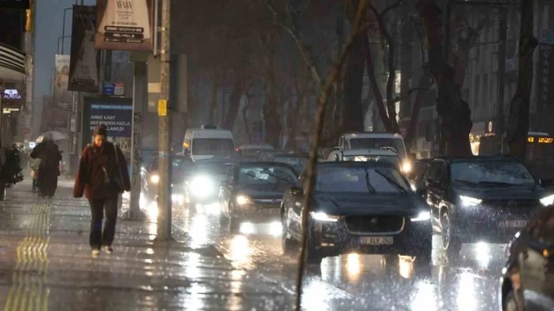 İzmir Valiliği'nden Acil Uyarı: Sel ve Su Baskınlarına Dikkat Edin