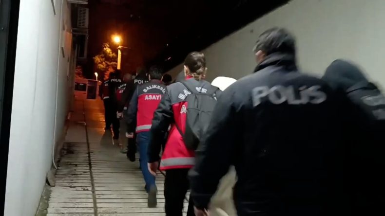 İzmir'in de İ&ccedil;inde Bulunduğu 63 İlde B&uuml;y&uuml;k Narkotik Operasyonu: Y&uuml;zlerce G&ouml;zaltı