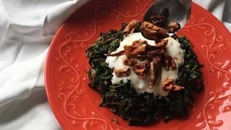 İzmir'in Pratik ve Sağlıklı Lezzeti: Damak &Ccedil;atlatan Ot Kavurması