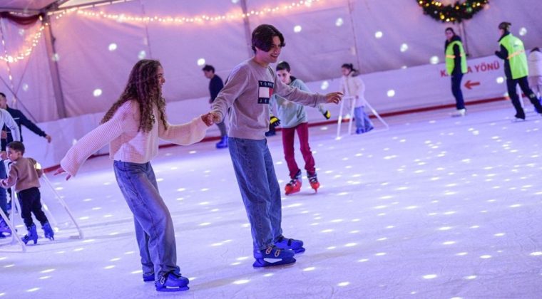 İzmir'de Buz Pistlerine Yoğun İlgi: 15 Şubat'a Kadar A&ccedil;ık Olacak