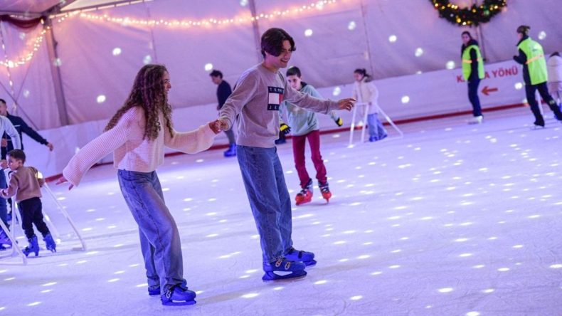 İzmir'de Buz Pistlerine Yoğun İlgi: 15 Şubat'a Kadar A&ccedil;ık Olacak