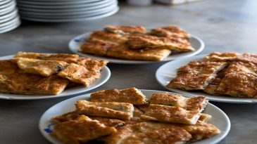 İzmir'de Hafta Sonu Evde Ge&ccedil;irecekler İ&ccedil;in Geleneksel Lezzet: Kahvaltı Sofranızın Vazge&ccedil;ilmezi