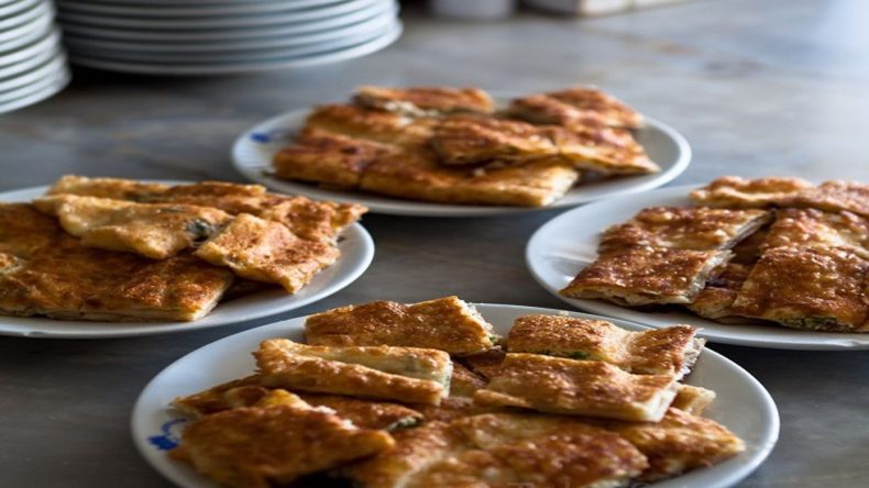 İzmir'de Hafta Sonu Evde Ge&ccedil;irecekler İ&ccedil;in Geleneksel Lezzet: Kahvaltı Sofranızın Vazge&ccedil;ilmezi