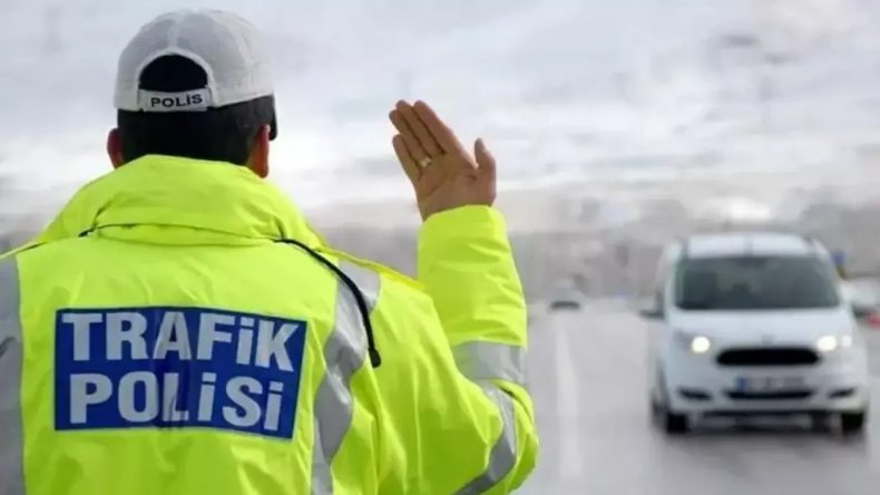 İzmir'de Trafik Kilidini Arızalı Ara&ccedil; A&ccedil;tı!
