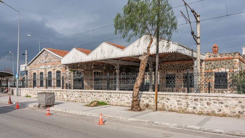 İzmir'de T&uuml;rkiye&rsquo;nin İlk Demiryolu Hattının Başlangıcı: Kervan K&ouml;pr&uuml;s&uuml; İstasyonu