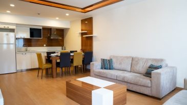 İzmir'de &Uuml;niversiteler Etrafında 1+1 Patlaması: Yatırım Fırsatı mı, İmar Riski mi?