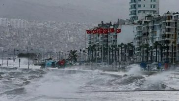 İzmir'e Sarı Kodlu Uyarı: Fırtına ve Sağanak Yağışa Dikkat!