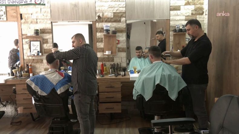 İzmirli Berberin Dikkat &Ccedil;eken "Askıda Tıraş" Uygulaması: Asgari &Uuml;cretli ve Emeklilere 150 TL