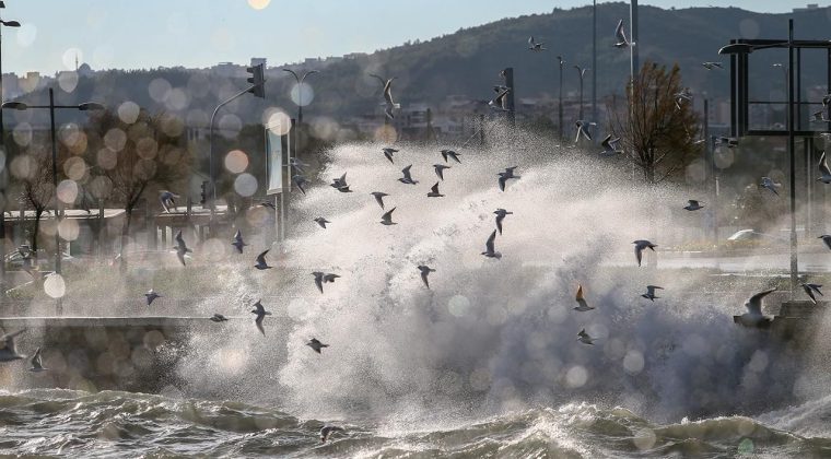 İzmirlilere Uyarı: İzmir B&ouml;lge Tahmin ve Erken Uyarı Merkezi Fırtına Alarmı Verdi!