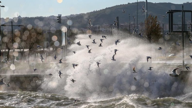 İzmirlilere Uyarı: İzmir B&ouml;lge Tahmin ve Erken Uyarı Merkezi Fırtına Alarmı Verdi!