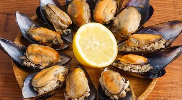 İzmirlilerin Meşhur Sokak Lezzeti: Evde Pratik Yapılan Nefis Midye Dolma Tarifi