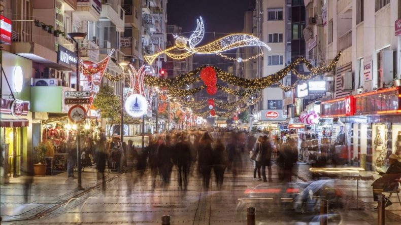 İzmir&rsquo;in Taksim&rsquo;i: İstanbul&rsquo;un İstiklal Caddesiyle Rekabet Eden Cadde