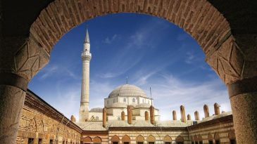 İzmir&rsquo;in Tarihine Tanıklık Eden Hisar Camii