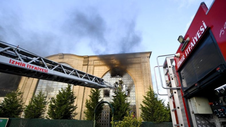 İzmir&rsquo;de Fabrika Yangını Paniğe Neden Oldu: G&ouml;ky&uuml;z&uuml; Dumanla Kaplandı