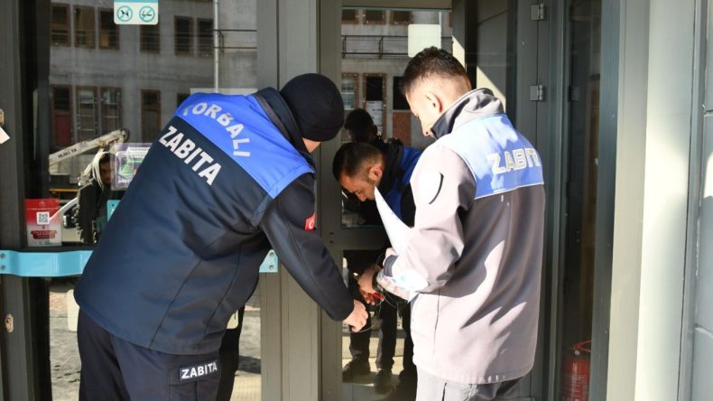 İzmir&rsquo;de İlk: Torbalı&rsquo;da Halk Sağlığını Tehdit Eden Marketler Kapatıldı