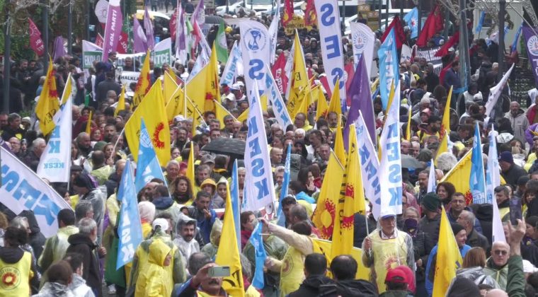 İzmir&rsquo;de KESK&rsquo;ten İş Bırakma Eylemi: T&uuml;m Emek&ccedil;ilere &Ouml;rg&uuml;tlenme &Ccedil;ağrısı
