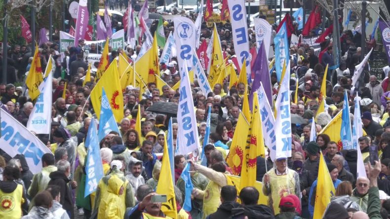 İzmir&rsquo;de KESK&rsquo;ten İş Bırakma Eylemi: T&uuml;m Emek&ccedil;ilere &Ouml;rg&uuml;tlenme &Ccedil;ağrısı