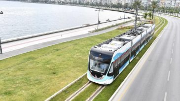 İzmir&rsquo;de Trafik Kazası Toplu Ulaşımı Olumsuz Etkiliyor: Tramvay Seferleri Gecikmeli Devam Ediyor