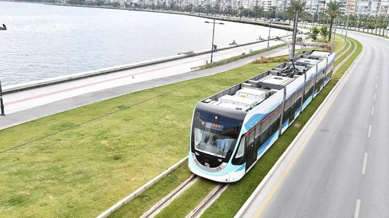 İzmir&rsquo;de Trafik Kazası Toplu Ulaşımı Olumsuz Etkiliyor: Tramvay Seferleri Gecikmeli Devam Ediyor