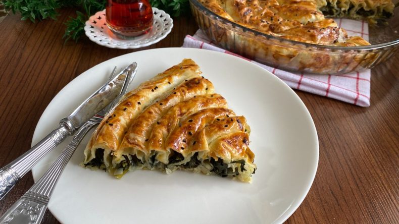 Kahvaltı ve &ccedil;ay sofralarının vazge&ccedil;ilmezi: Ispanaklı b&ouml;rek nasıl yapılır?