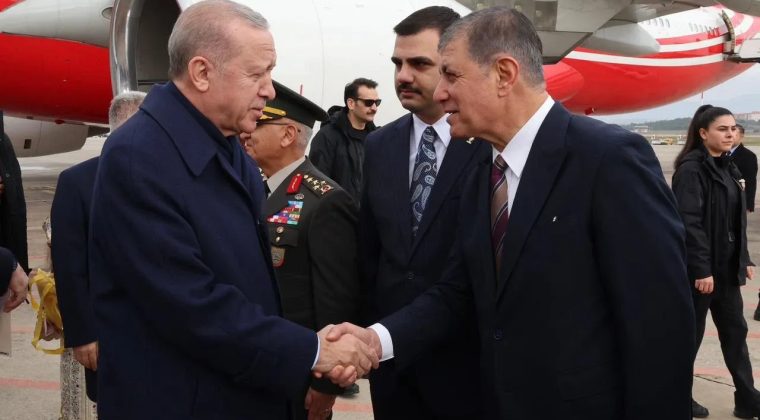 Kartal o fotoğraf karesini yorumladı: İzmir'i y&ouml;netenlerin hayran hayran bakması gereken kişiler se&ccedil;menleridir