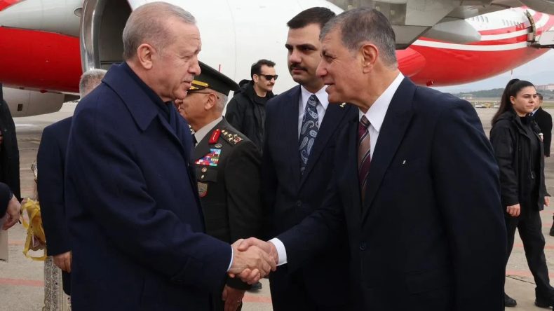 Kartal o fotoğraf karesini yorumladı: İzmir'i yönetenlerin hayran hayran bakması gereken kişiler seçmenleridir