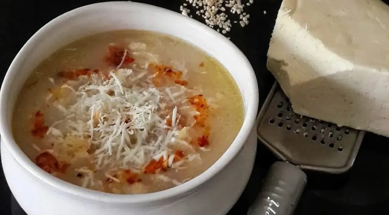 Kış Aylarının Vazge&ccedil;ilmezi İzmir&rsquo;in Sakızlı &Ccedil;orbası: Geleneksel Tarifi ve P&uuml;f Noktaları