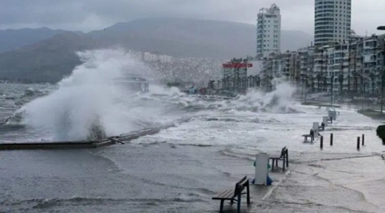 Meteorolojiden Hafta Sonu Uyarısı: İzmir'de Sağanak ve Fırtına Bekleniyor!