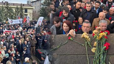 &Ouml;zg&uuml;r &Ouml;zel, Uğur Mumcu Anmasında Konuştu: Karşımızda Bir Duvar &Ouml;r&uuml;l&uuml;!